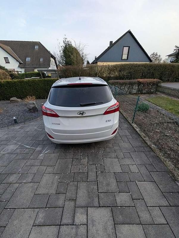 Gebraucht Hyundai i30 Style 135 PS (99 kW) 2015 Weiß Kombi