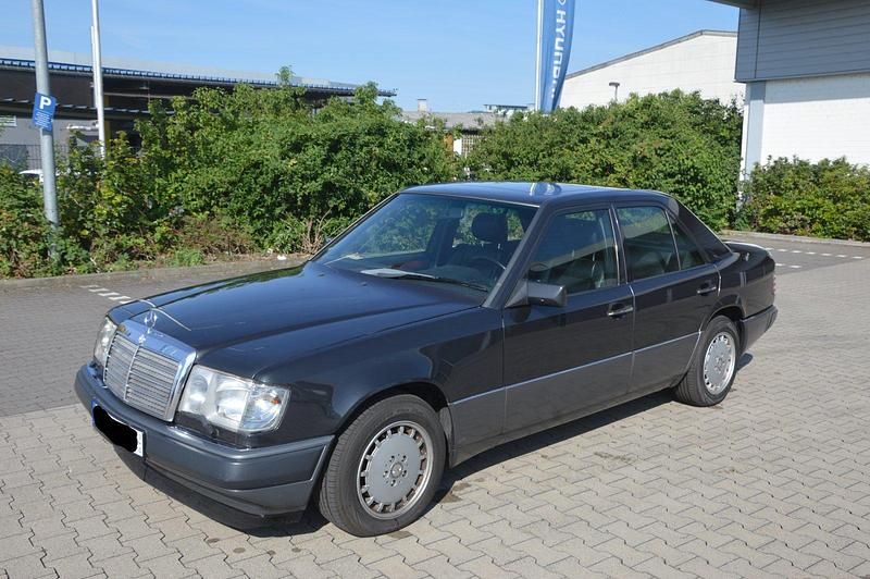 Schwarz Gebraucht 1990 Mercedes E300 Limousine | 11.600 € - Bild 1/4