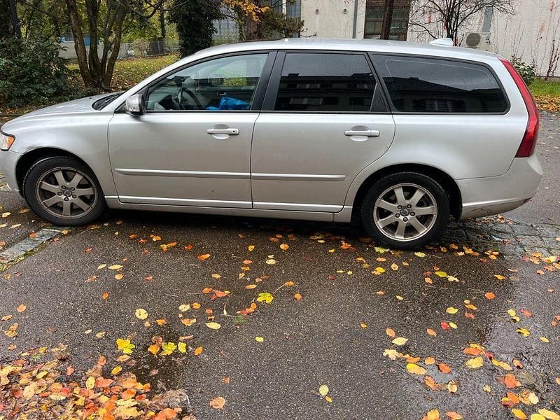 Silber Gebraucht 2009 Volvo V50 Kombi | 2.555 € (Fairer Preis) - Bild 1/4