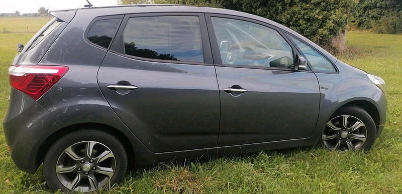 Grau Gebraucht 2019 Hyundai ix20 Van / Kleinbus | 11.750 € (Fairer Preis) - Bild 1/4
