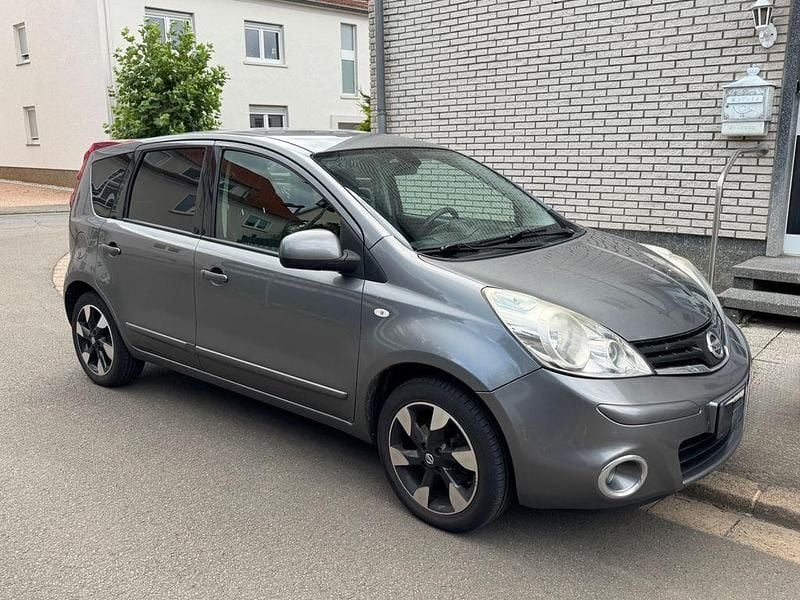 Grau Gebraucht 2013 Nissan Note Visia Van / Kleinbus | 5.990 € (Fairer Preis) - Bild 1/4