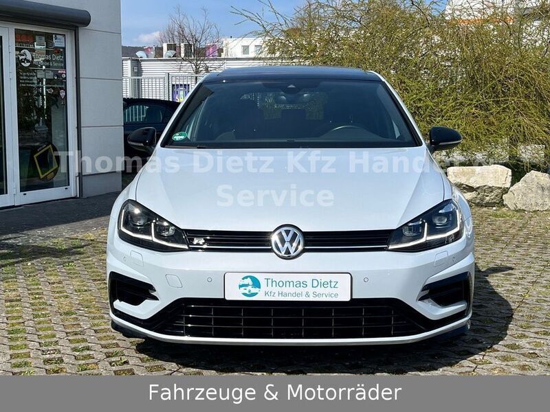 White silver metallic Gebraucht 2018 VW Golf VII Business Limousine | 31.480 € (Teuer) - Bild 1/4
