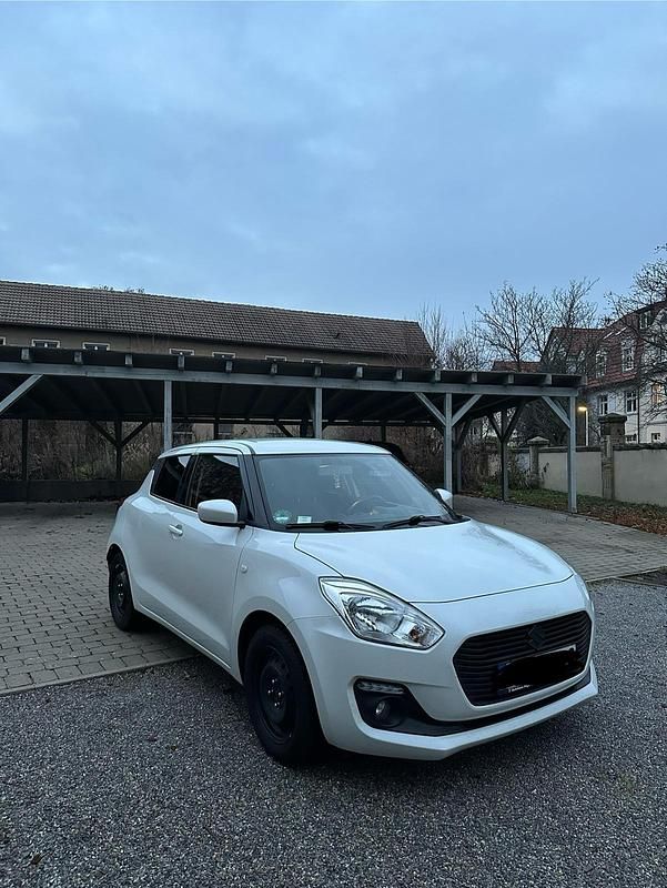 Weiß Gebraucht 2020 Suzuki Swift Comfort Limousine | 10.500 € (Fairer Preis) - Bild 1/4