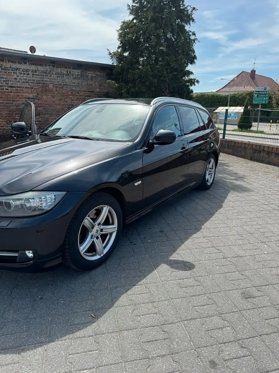 Gebraucht BMW 318 143 PS (105 kW) 2012 Schwarz Kombi