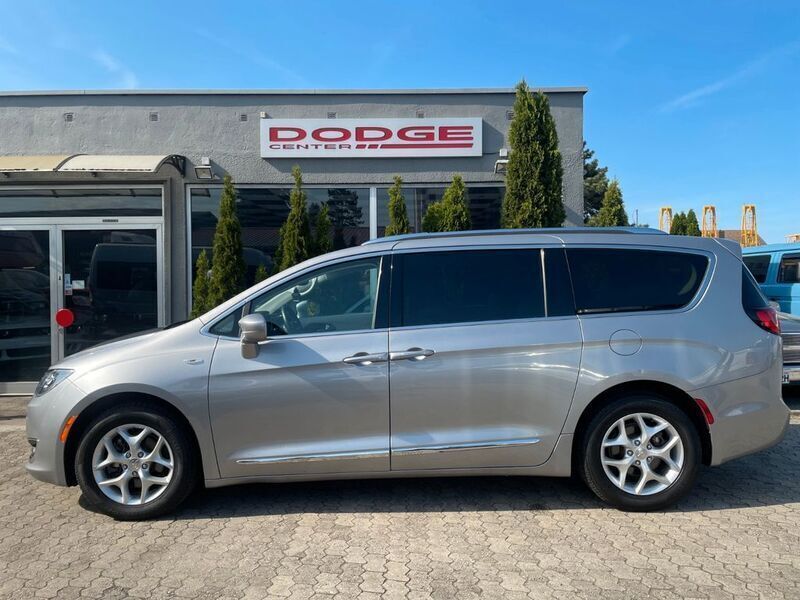 Grau Gebraucht 2017 Chrysler Pacifica SUV | 20.899 € (Guter Preis) - Bild 1/4