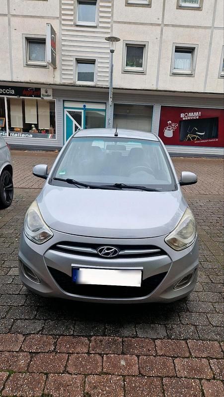 Silber Gebraucht 2012 Hyundai i10 Kleinwagen | 2.600 € (Fairer Preis) - Bild 1/4
