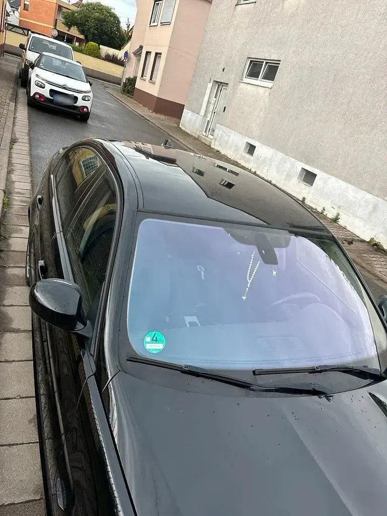 Gebraucht BMW 320 163 PS (119 kW) 2011 Schwarz Limousine