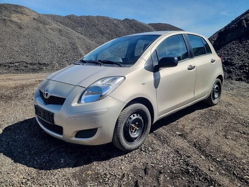 Gebraucht Toyota Yaris 70 PS (51 kW) 2009 Silber Kleinwagen