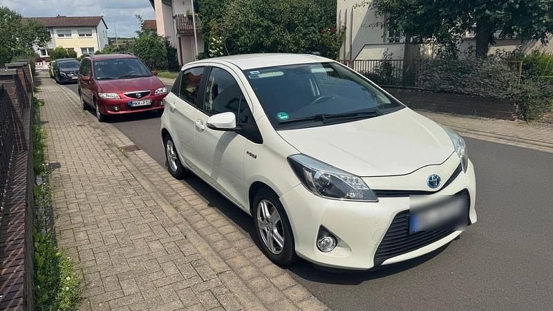 Weiß Gebraucht 2014 Toyota Yaris Hybrid Kleinwagen | 9.200 € (Guter Preis) - Bild 1/4