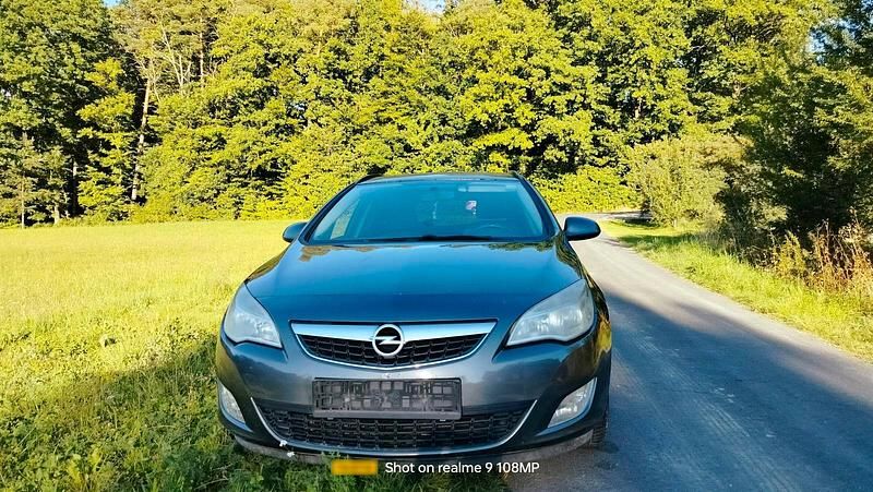 Gebraucht Opel Astra 110 PS (80 kW) 2011 Grau Kombi