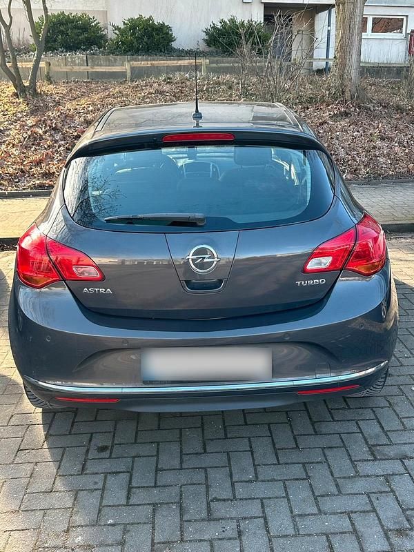 Gebraucht Opel Astra 140 PS (102 kW) 2013 Grau Limousine