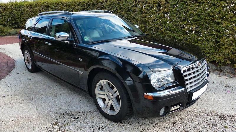 Schwarz Gebraucht 2006 Chrysler 300C Touring Kombi | 8.900 € (Etwas zu teuer) - Bild 1/4