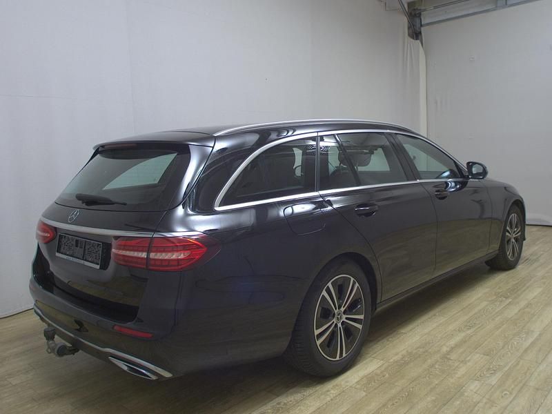 Gebraucht Mercedes E220 Avantgarde 200 PS (147 kW) 2023 Schwarz Limousine