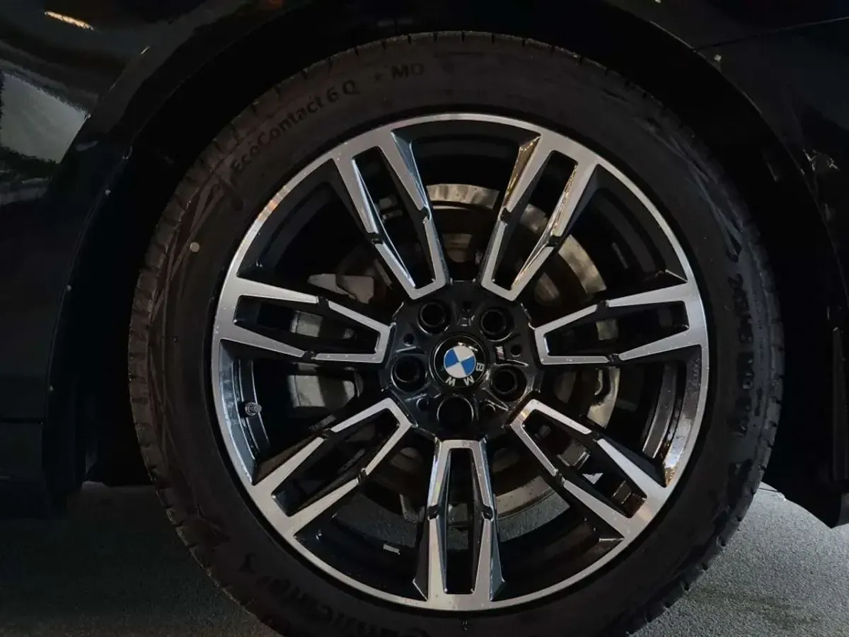 Gebraucht BMW 520 M Sport 197 PS (144 kW) 2025 Black sapphire metallic Kombi