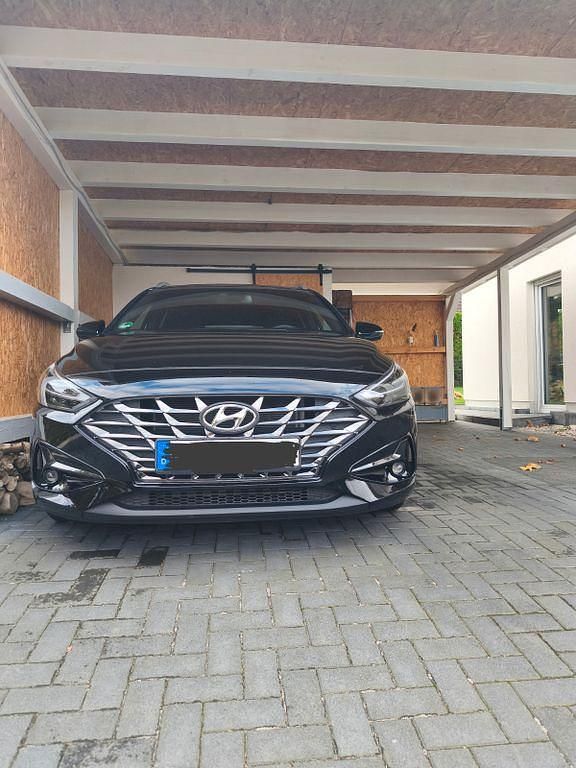 Schwarz Gebraucht 2024 Hyundai i30 GO! Limousine | 19.500 € (Fairer Preis) - Bild 1/4