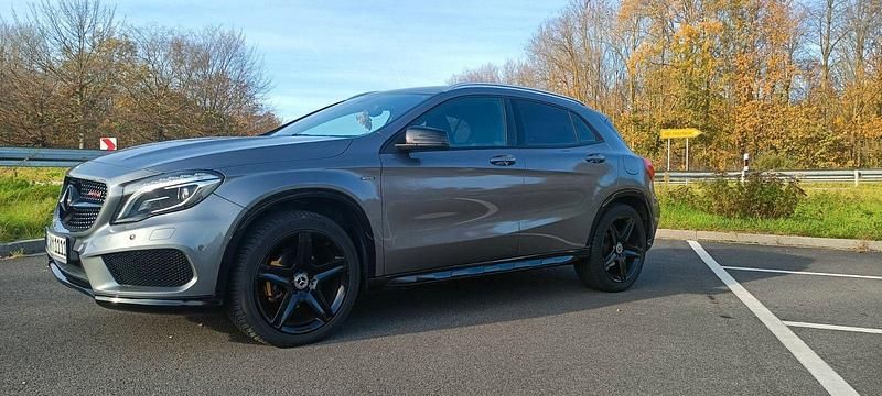 Grau Gebraucht 2015 Mercedes GLA200 AMG line SUV | 22.900 € (Teuer) - Bild 1/4