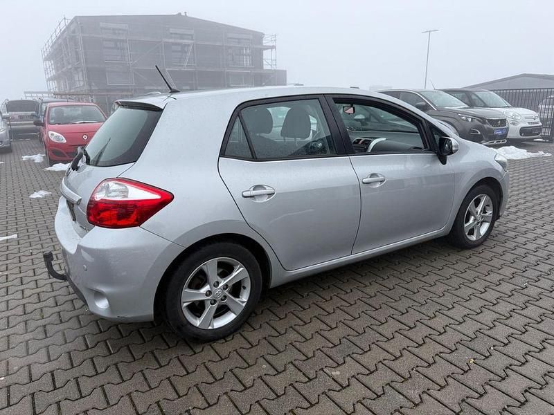 Gebraucht Toyota Auris Edition 132 PS (97 kW) 2011 Silber Kleinwagen