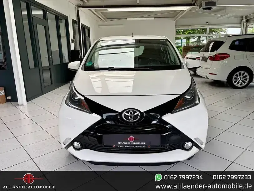 Gebraucht Toyota Aygo X-play 69 PS (50 kW) 2017 Weiß Kleinwagen