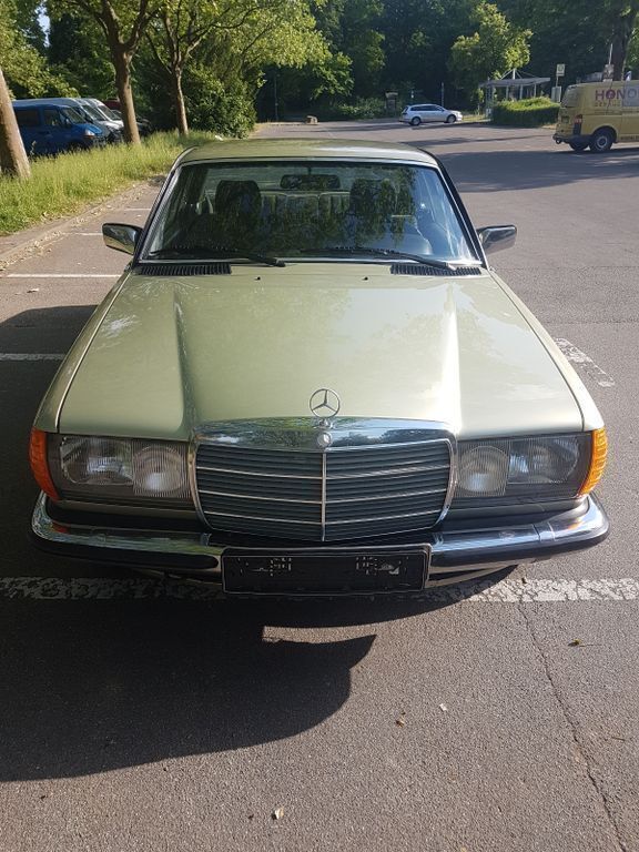 Grün Gebraucht 1983 Mercedes 230 Coupé | 19.999 € - Bild 1/4