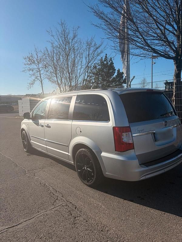 Gebraucht Lancia Voyager 2012 Silber Van / Kleinbus