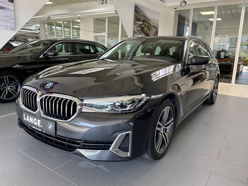 Sophistograu brillanteffekt me Gebraucht 2021 BMW 530e Luxury Line Kombi | 33.990 € (Guter Preis) - Bild 1/4