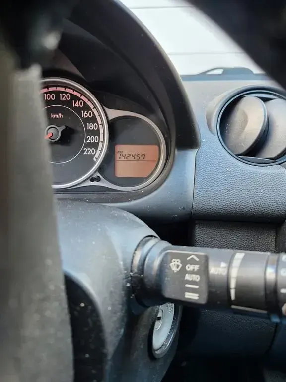 Używany Mazda 2 Prime-Line 75 KM (55 kW) 2014 Czarny Sedan/Limuzyna
