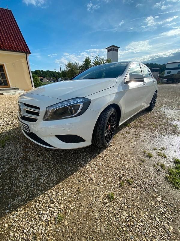 Weiß Gebraucht 2013 Mercedes A190 Limousine | 10.000 € - Bild 1/4