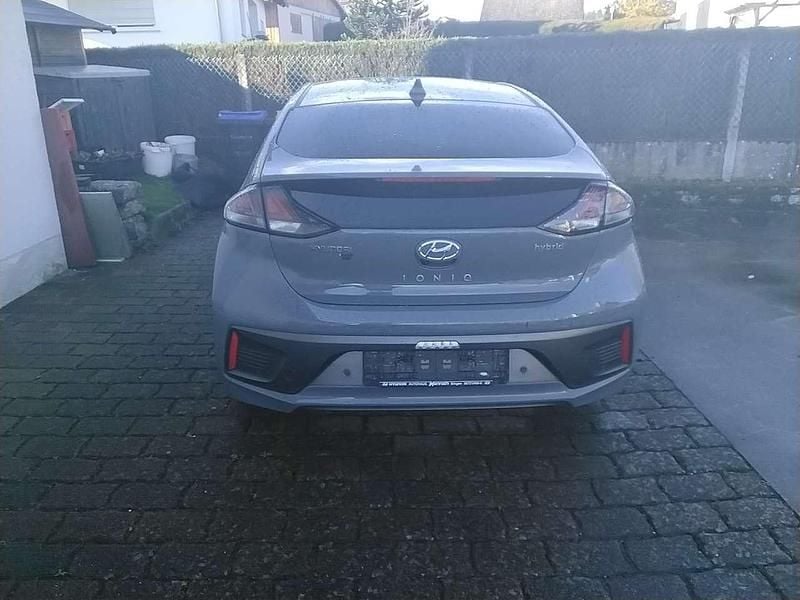 Grau Gebraucht 2020 Hyundai Ioniq Premium Kleinwagen | 17.500 € (Guter Preis) - Bild 1/4