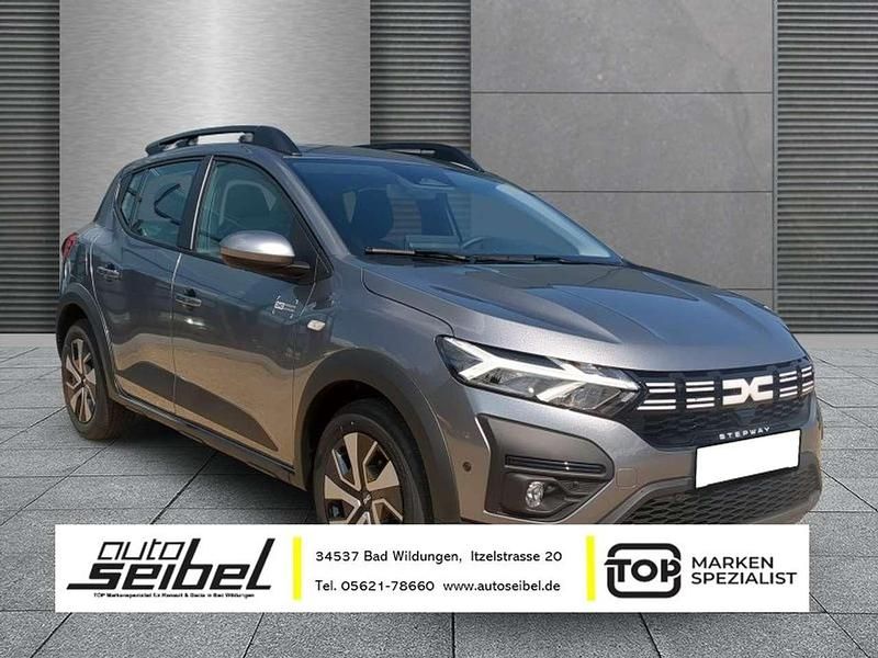 Dolomitgrau Gebraucht 2025 Dacia Sandero Expression Kleinwagen | 19.290 € (Fairer Preis) - Bild 1/4