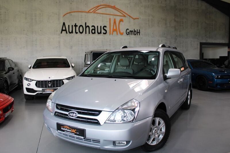 Silber Gebraucht 2006 Kia Carnival 2 Van / Kleinbus | 8.900 € - Bild 1/4