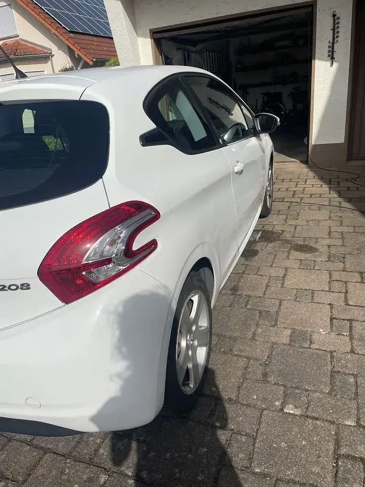 Gebraucht Peugeot 208 Active 82 PS (60 kW) 2013 Weiß Kleinwagen