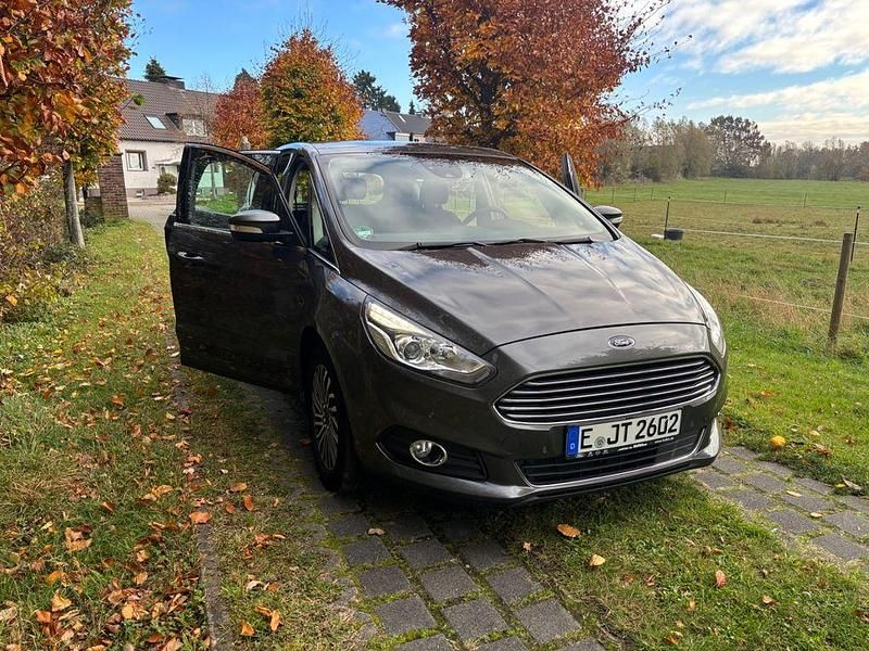 Grau Gebraucht 2019 Ford S-MAX Titanium Van / Kleinbus | 10.900 € - Bild 1/4