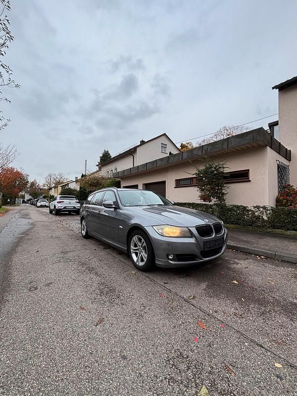Silber Gebraucht 2012 BMW 318 Kombi | 3.350 € (Superpreis) - Bild 1/4