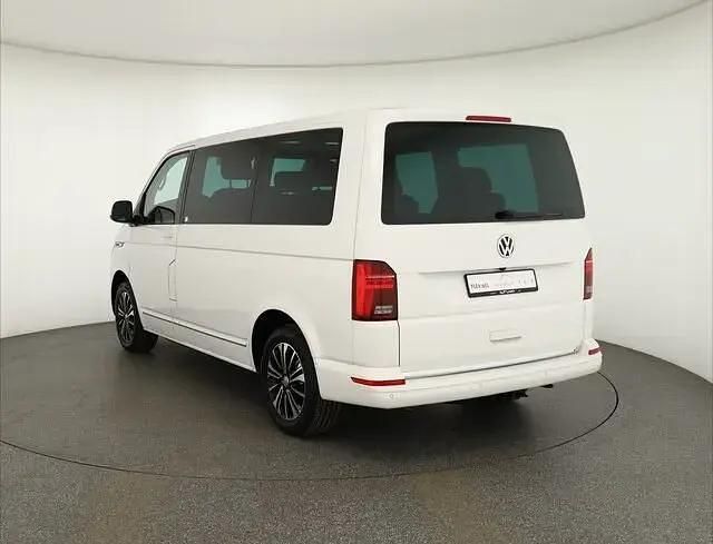 Second-hand VW Multivan Generation Six 150 CP (110 kW) 2021 Alb Monovolum