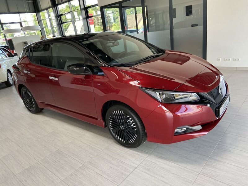 Gebraucht Nissan Leaf N-Connecta 110 kW (150 PS) 2023 Red pm/ black p Kleinwagen