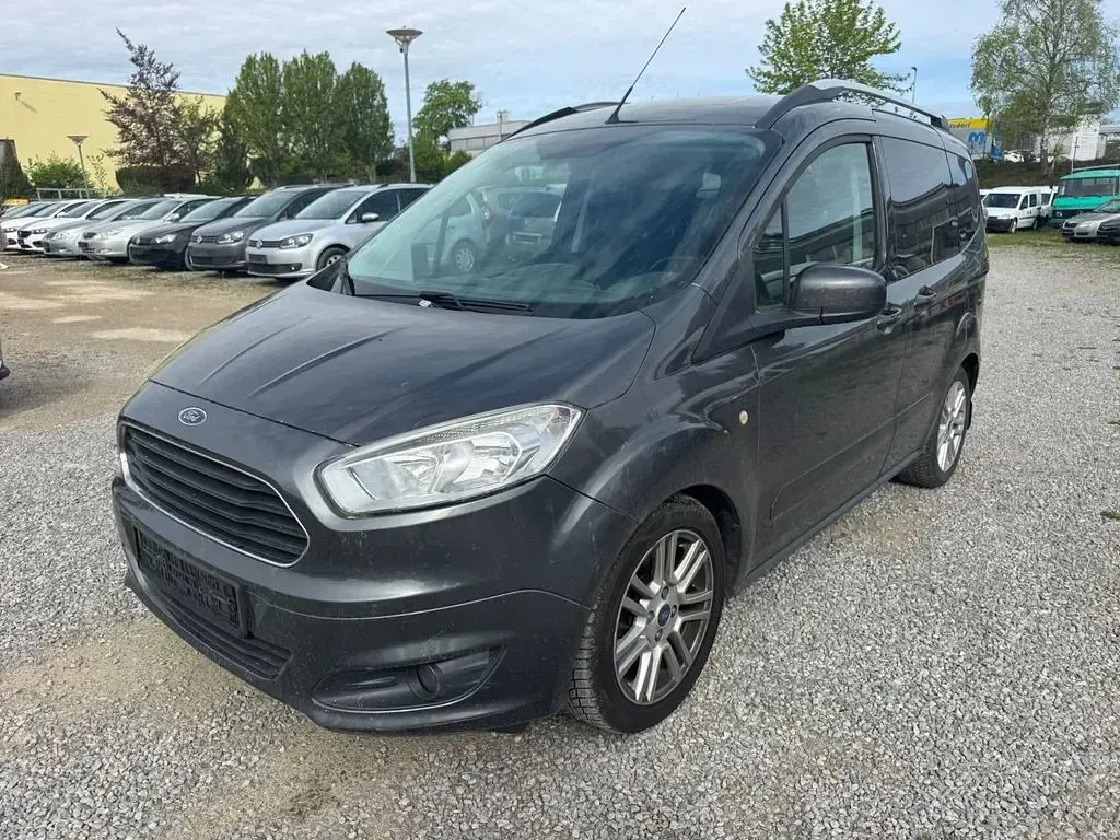 Gebraucht Ford Tourneo Courier Titanium 101 PS (74 kW) 2016 Van / Kleinbus