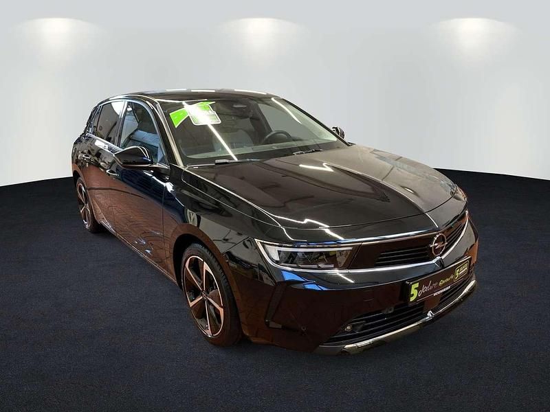 Gebraucht Opel Astra Elegance 131 PS (96 kW) 2022 Diamant schwarz/karbon schwarz Limousine