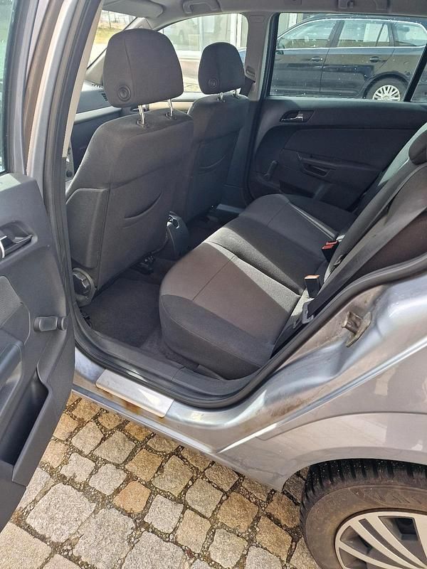 Gebraucht Opel Astra 120 PS (88 kW) 2008 Grau Kombi