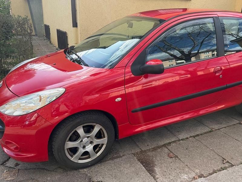 Gebraucht Peugeot 206+ 73 PS (53 kW) 2011 Rot Kleinwagen