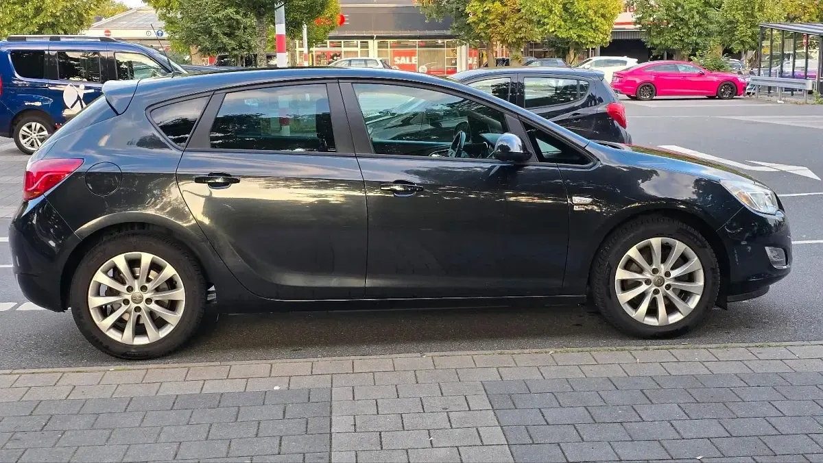 Gebraucht Opel Astra 125 PS (91 kW) 2012 Schwarz Limousine