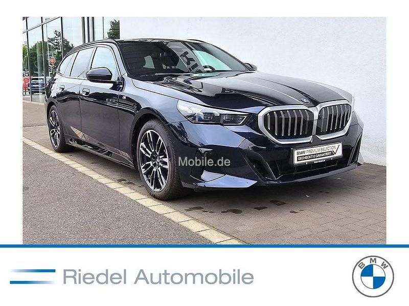 Schwarz Gebraucht 2024 BMW 520 M Sport Kombi | 52.790 € (Superpreis) - Bild 1/3