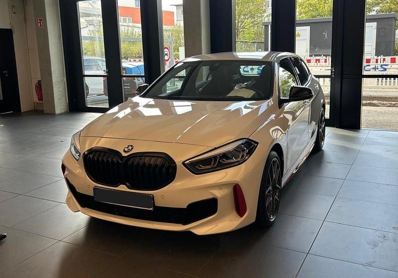Weiß Gebraucht 2024 BMW 128 Comfort Edition Kleinwagen | 35.000 € (Fairer Preis) - Bild 1/4
