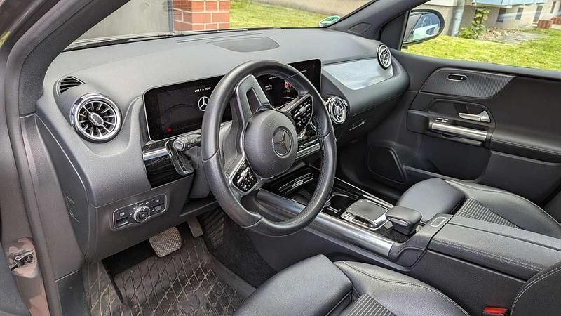 Grau Gebraucht 2019 Mercedes B200 Progressive Van / Kleinbus | 20.500 € (Guter Preis) - Bild 1/4