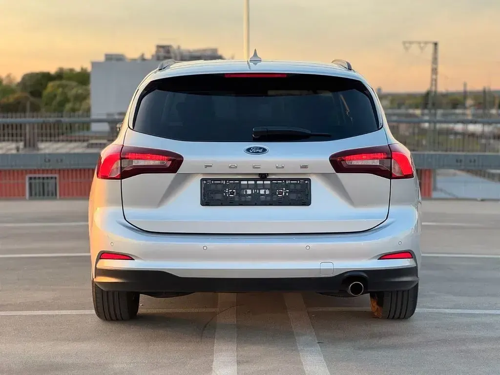 Używany Ford Focus 120 KM (88 kW) 2022 Srebrny Sedan/Limuzyna