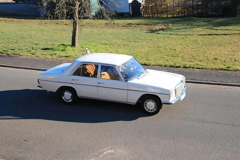 Weiß Gebraucht 1974 Mercedes W115 Limousine | 13.899 € - Bild 1/4