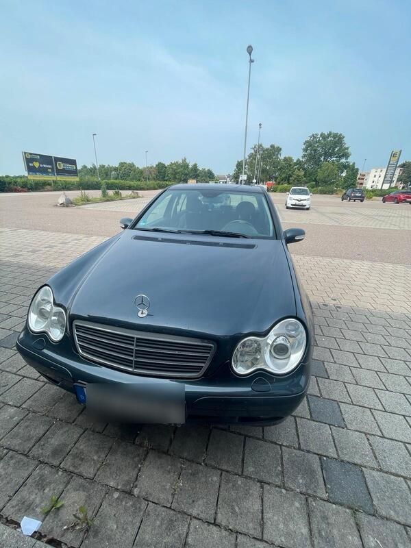 Blau Gebraucht 2003 Mercedes C320 Limousine | 2.300 € - Bild 1/4
