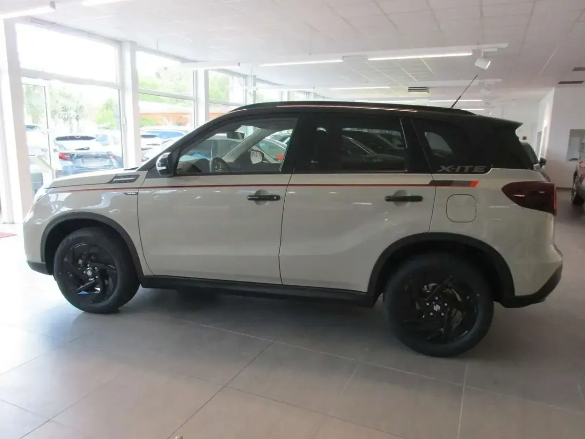 Neu Suzuki Vitara 110 PS (80 kW) 2026 Savanna / cosmic black SUV