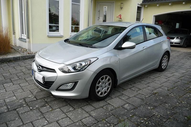 Silber Gebraucht 2013 Hyundai i30 Limousine | 6.900 € (Fairer Preis) - Bild 1/4