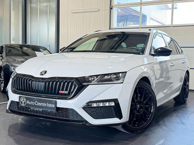 Moonweiss metallic Gebraucht 2020 Skoda Octavia First Edition Kombi | 31.480 € (Teuer) - Bild 1/4