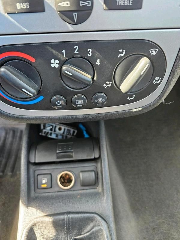 Second-hand Opel Combo 97 CP (71 kW) 2006 Albastru Monovolum